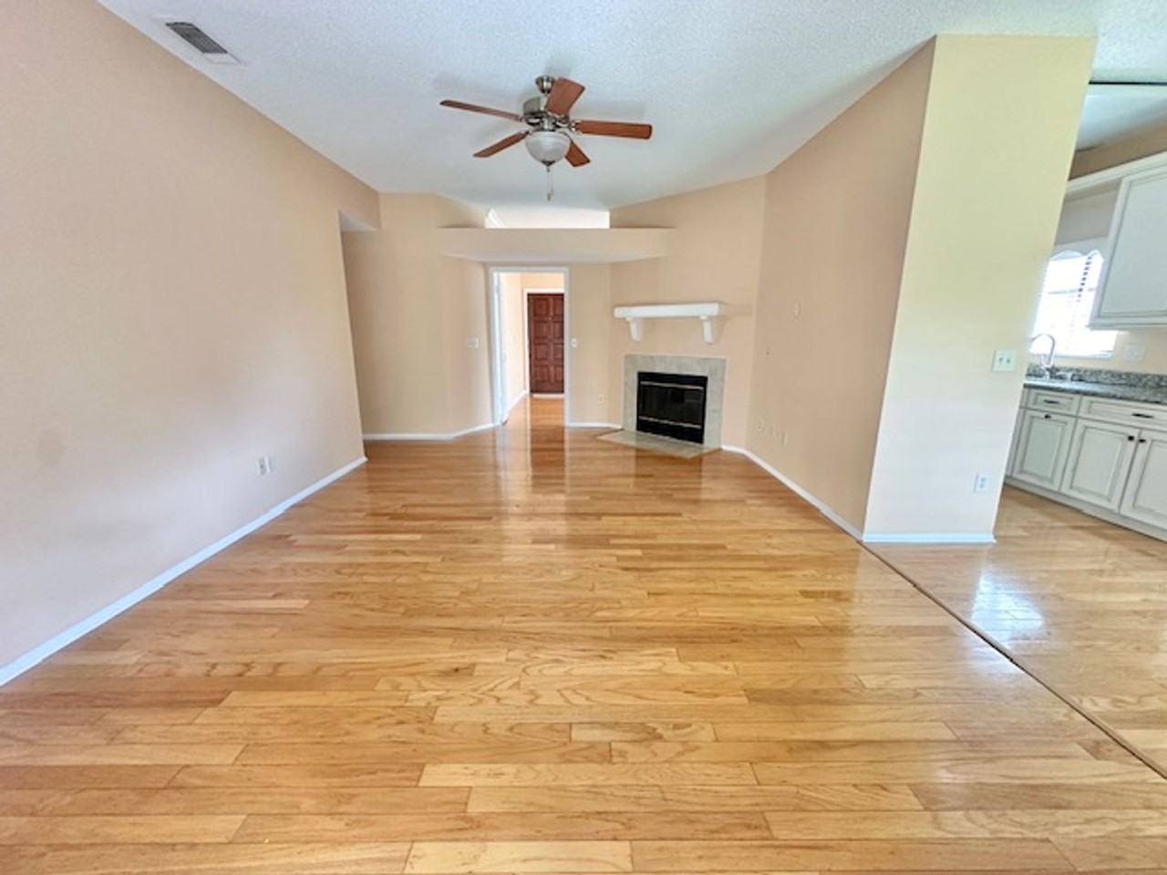 587 Holbrook Cir - Photo 3 of 33