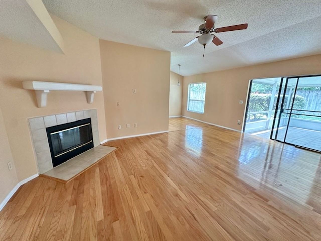 587 Holbrook Cir - Photo 5 of 33