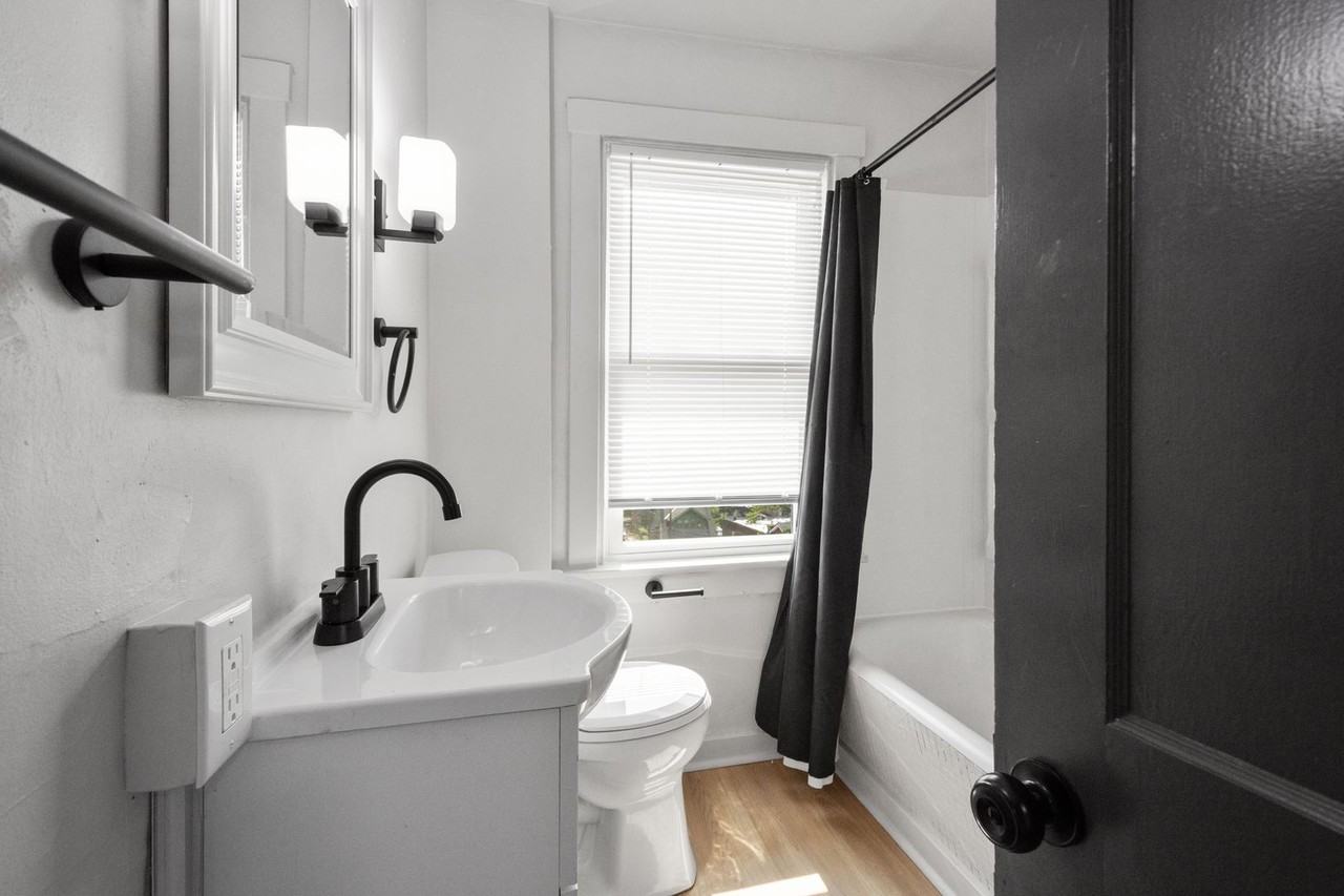 1303 Woodlawn Ave - Photo 2 of 28