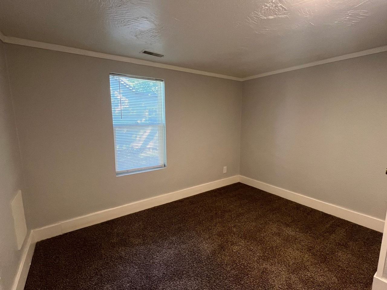 1712 N Clay Ave - Photo 5 of 15