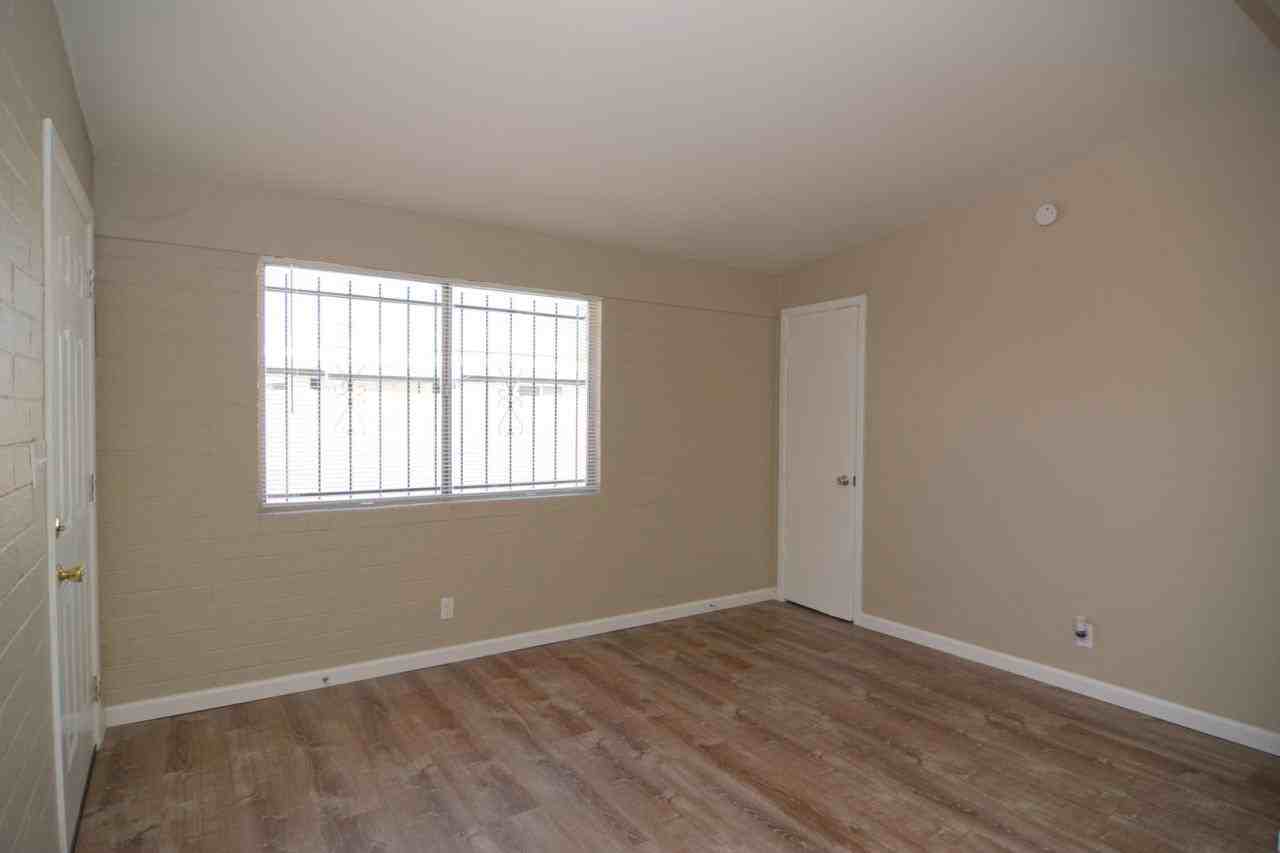 649 East Lee Street - Photo 2 of 6
