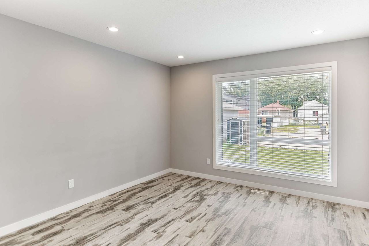 11512 1 - Photo 4 of 32