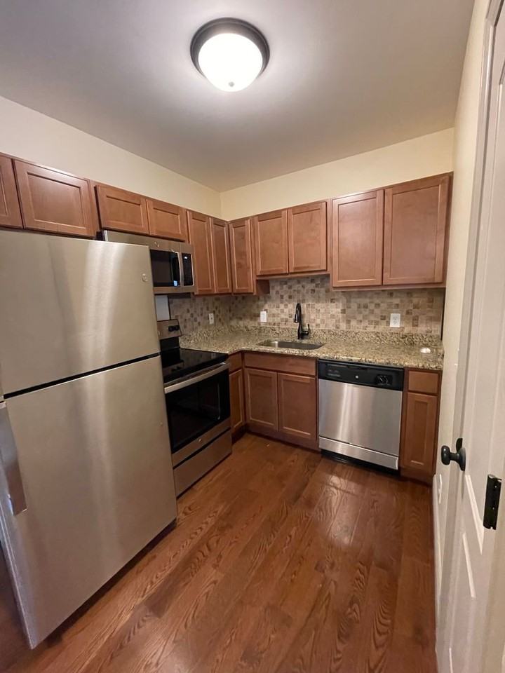 1404 E State St Apartments - Photo 7 of 11