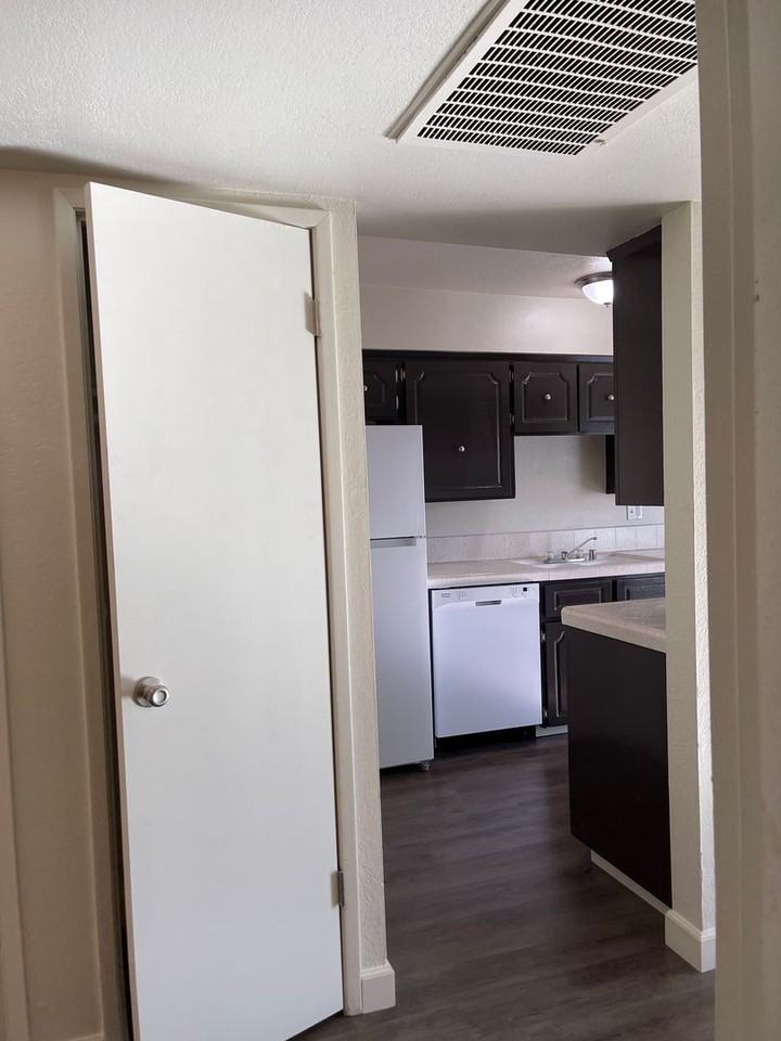 HUNTINGTON GARDENS - Photo 2 of 9