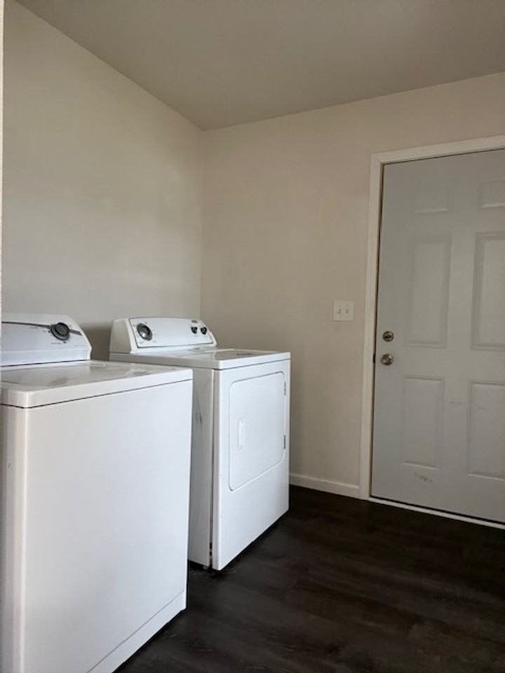 3085 Barrington Pl - Photo 3 of 11