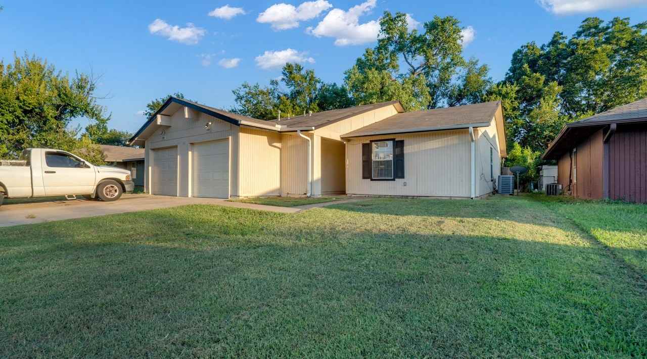 10852 E 33rd St Duplex - Photo 3 of 17