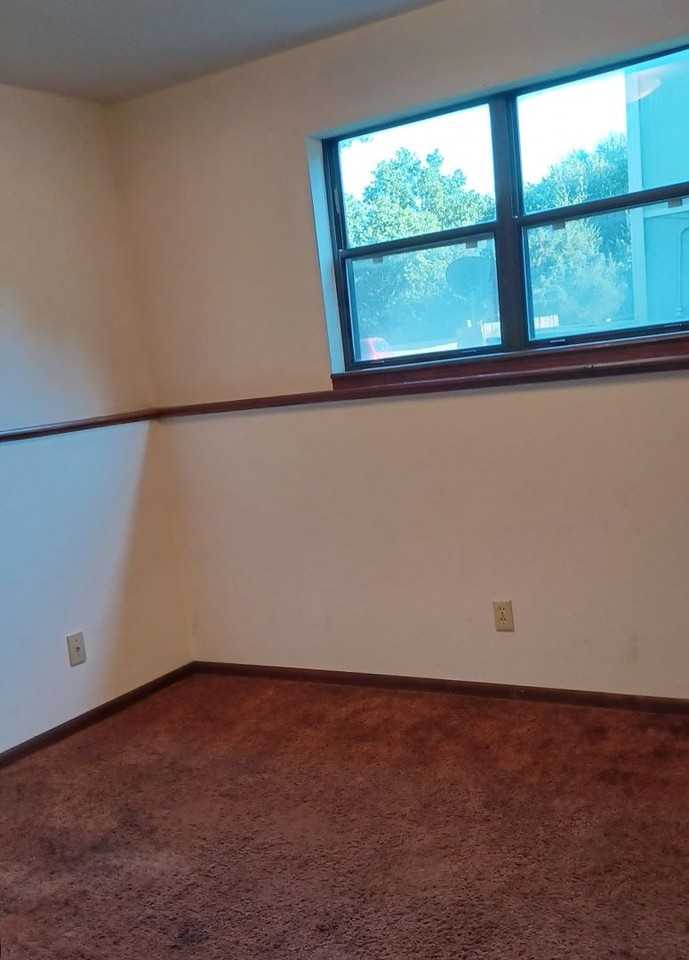 403 N Ridgeview Dr, Warrensburg MO 64093 - Photo 2 of 13