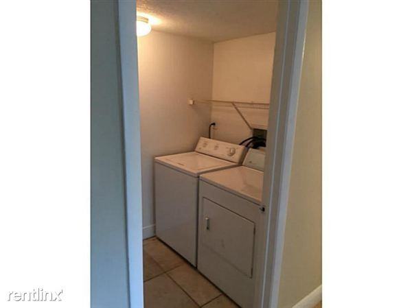 Lexington On The Green 2br $1,200 - Photo 2 of 4