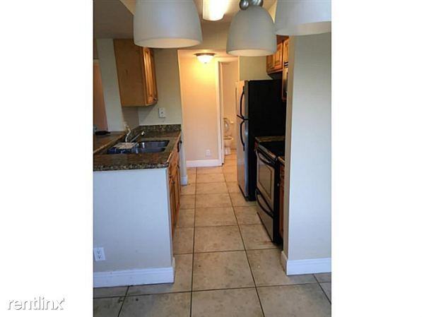 Lexington On The Green 2br $1,200 - Photo 3 of 4