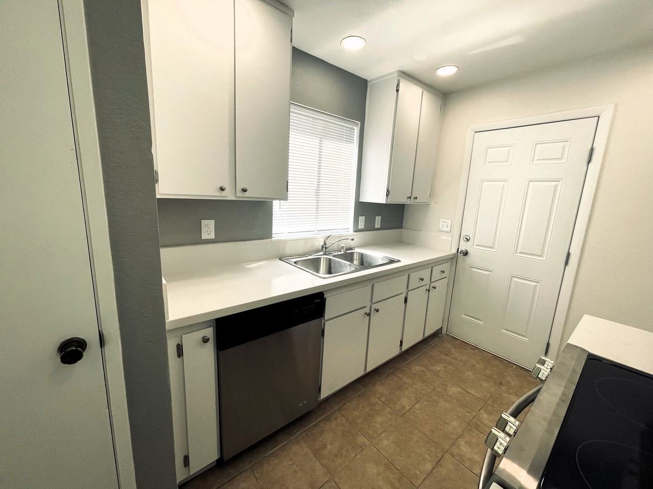 627 Lassen Way - Photo 2 of 15