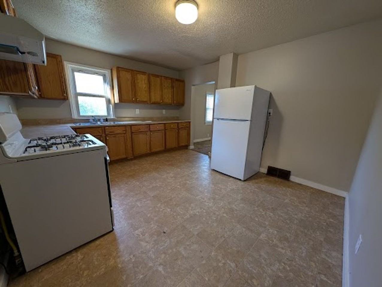 905 E 25th St - Photo 3 of 15