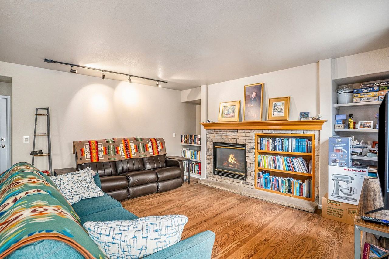 6039 W Prentice Ave - Photo 4 of 24