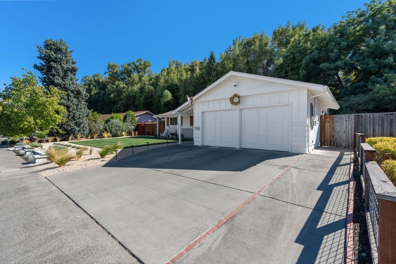 2581 Rollingwood Dr - Photo 2 of 50