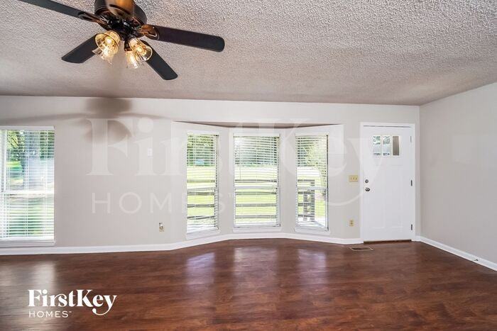 804 Thomas Dr - Photo 2 of 15