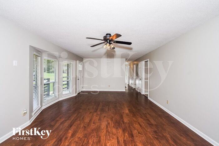 804 Thomas Dr - Photo 3 of 15