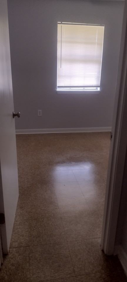 141 Clinton Ct #NA - Photo 3 of 7