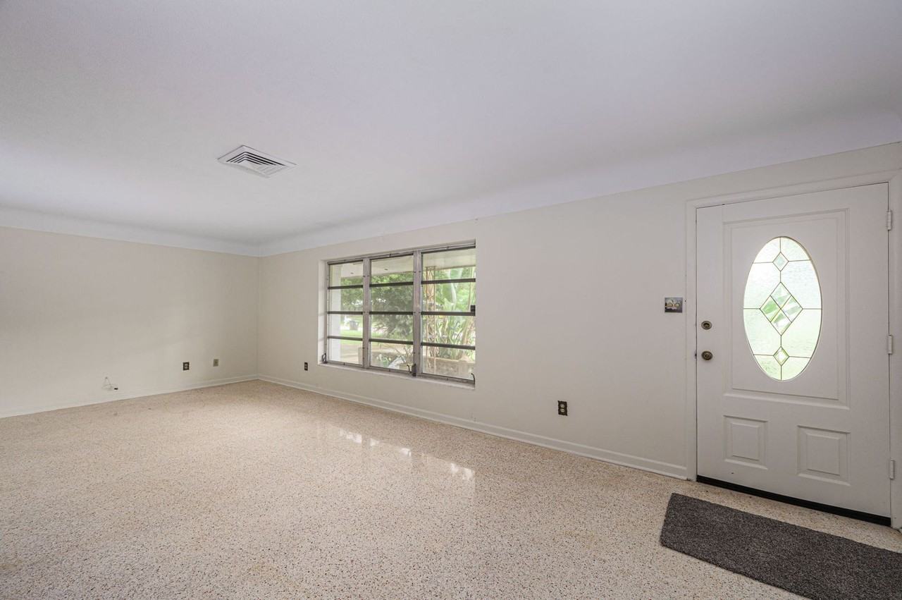 1925 Royal Palm Dr - Photo 2 of 13
