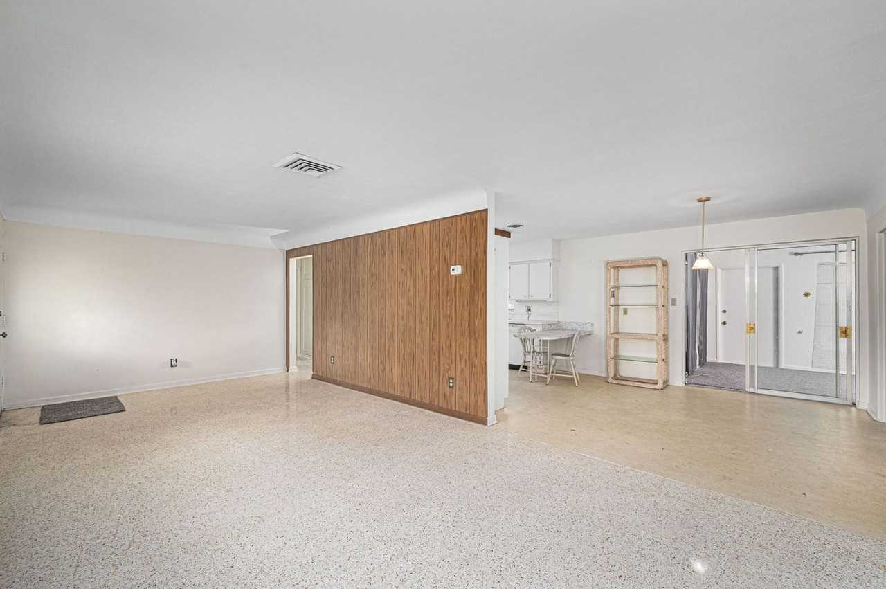 1925 Royal Palm Dr - Photo 3 of 13