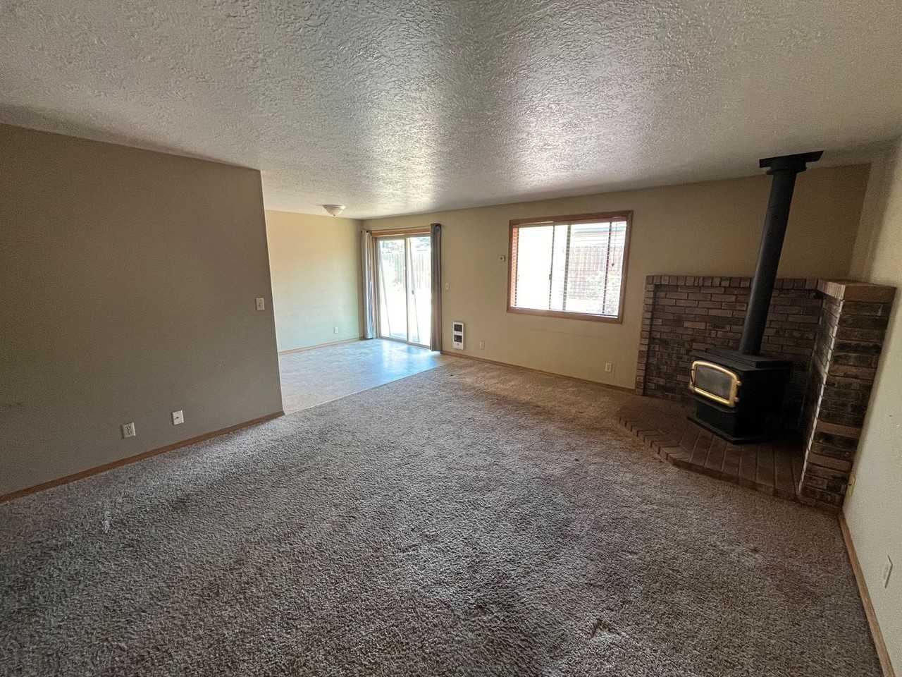 2858 Ne Daggett Ln - Photo 3 of 18