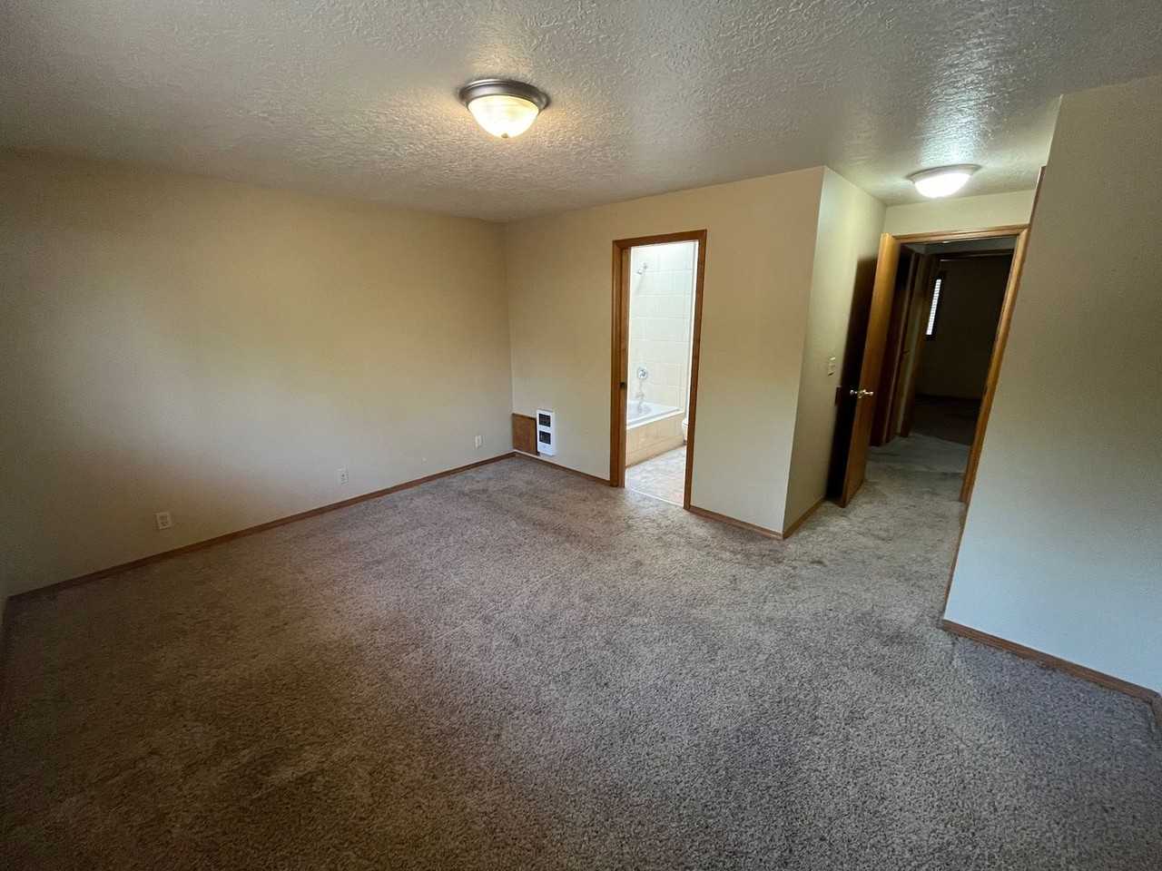 2858 Ne Daggett Ln - Photo 7 of 18