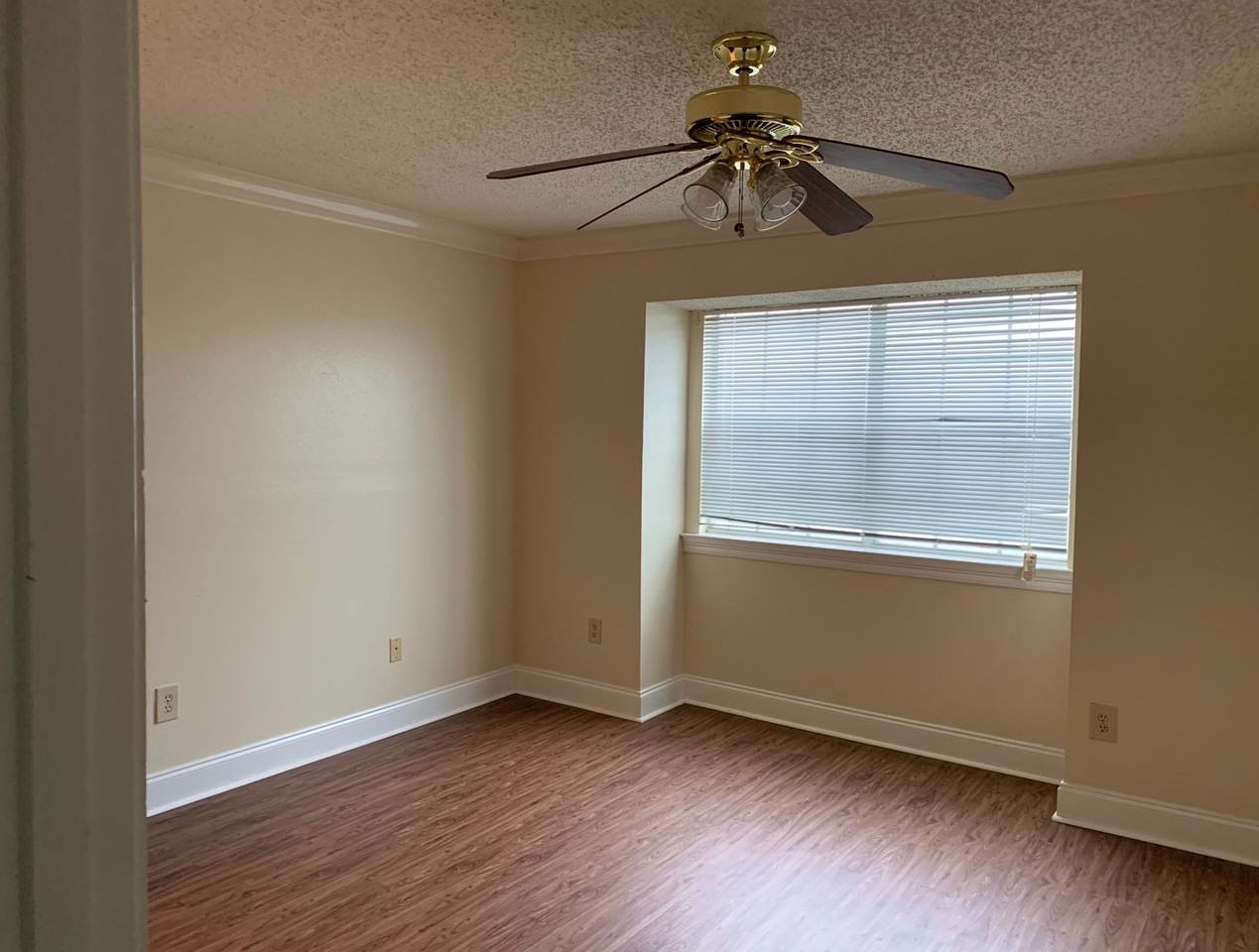 GM 1322 Jasper Ave - Photo 2 of 11