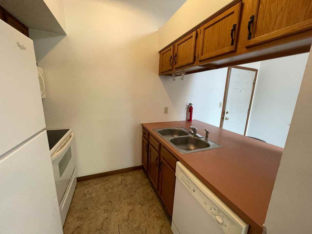 Leslie Manor Apartments - Photo 5 of 13