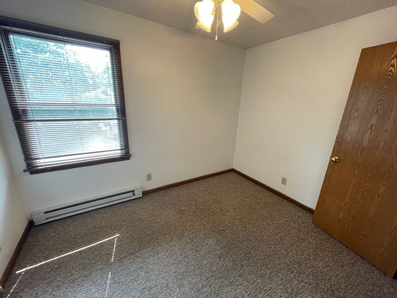 Leslie Manor Apartments - Photo 6 of 13