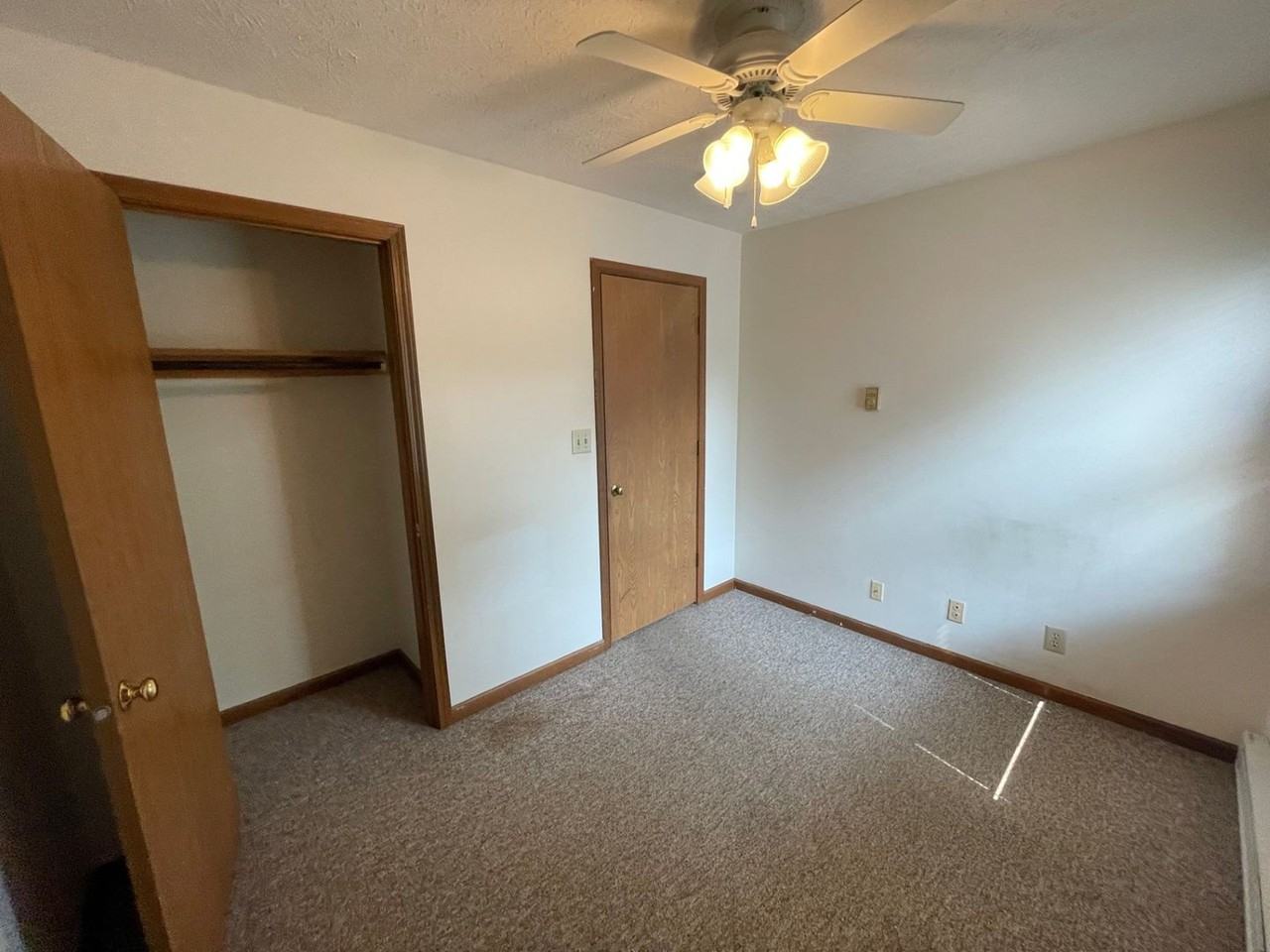 Leslie Manor Apartments - Photo 7 of 13