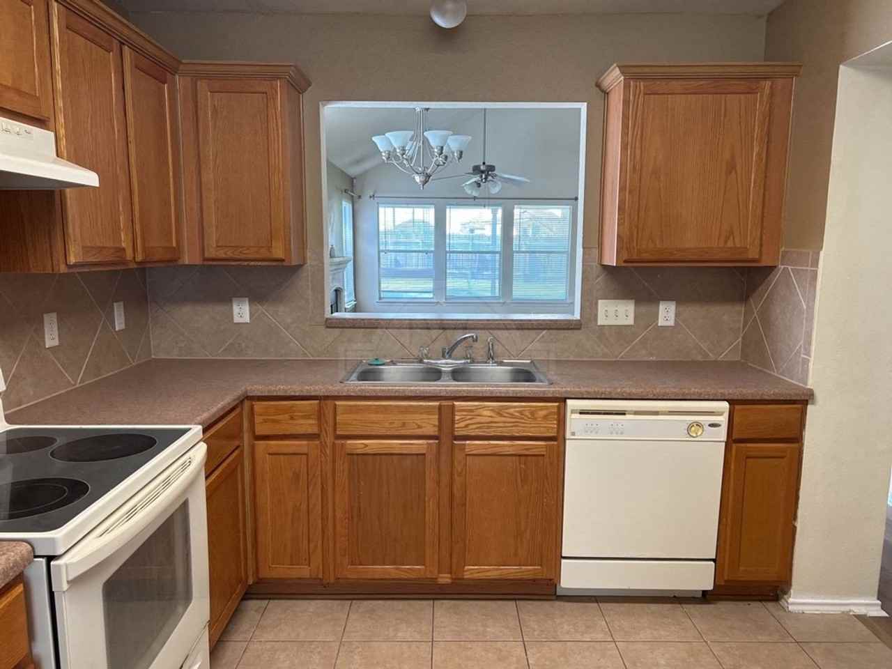 4402 Golden Gate Dr - Photo 7 of 26