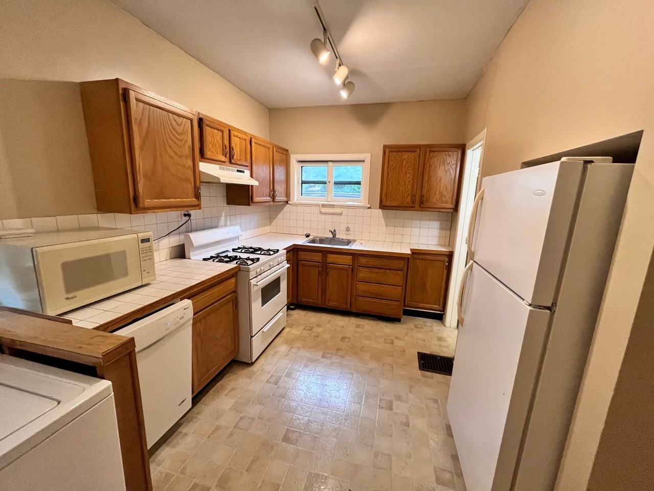 107 Quincy St - Photo 7 of 17