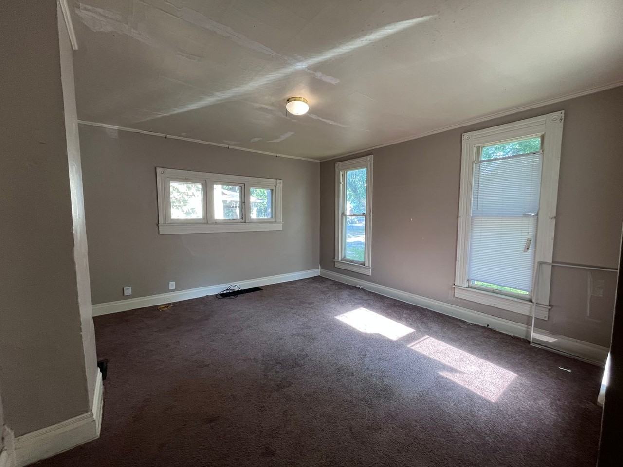 221 Sylvia St - Photo 4 of 15