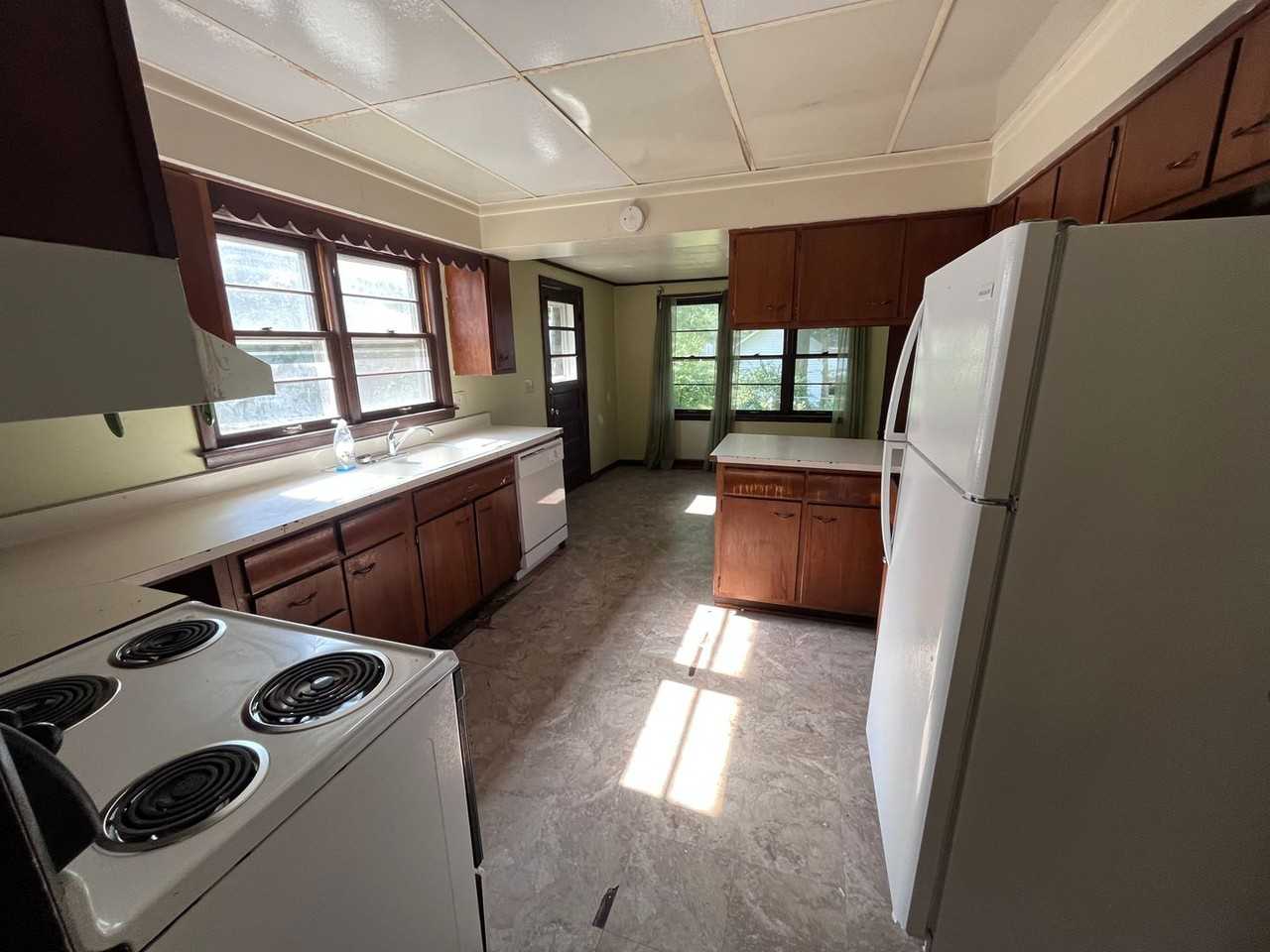 221 Sylvia St - Photo 7 of 15
