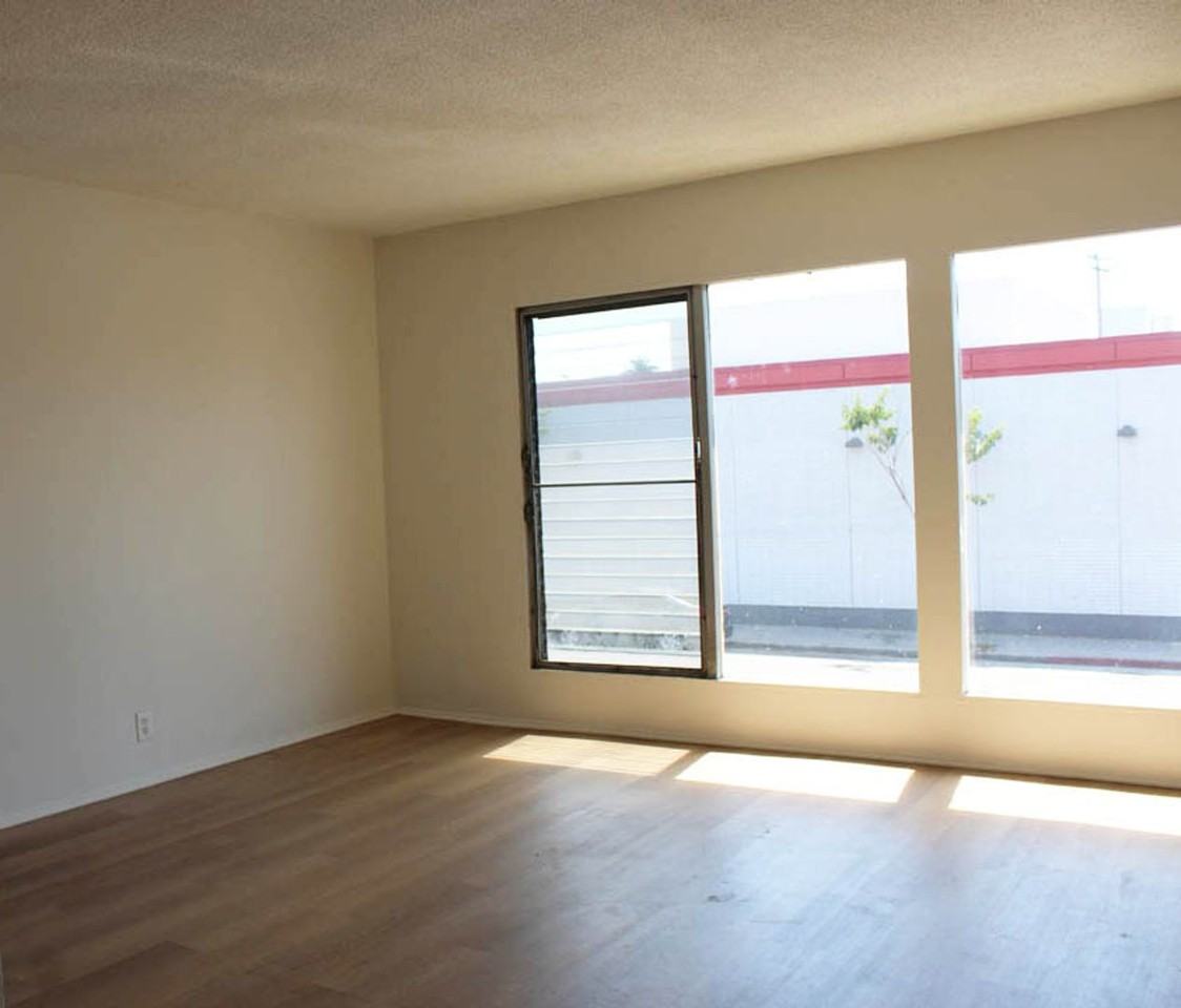 1331 E 7th St #6 - Photo 4 of 14