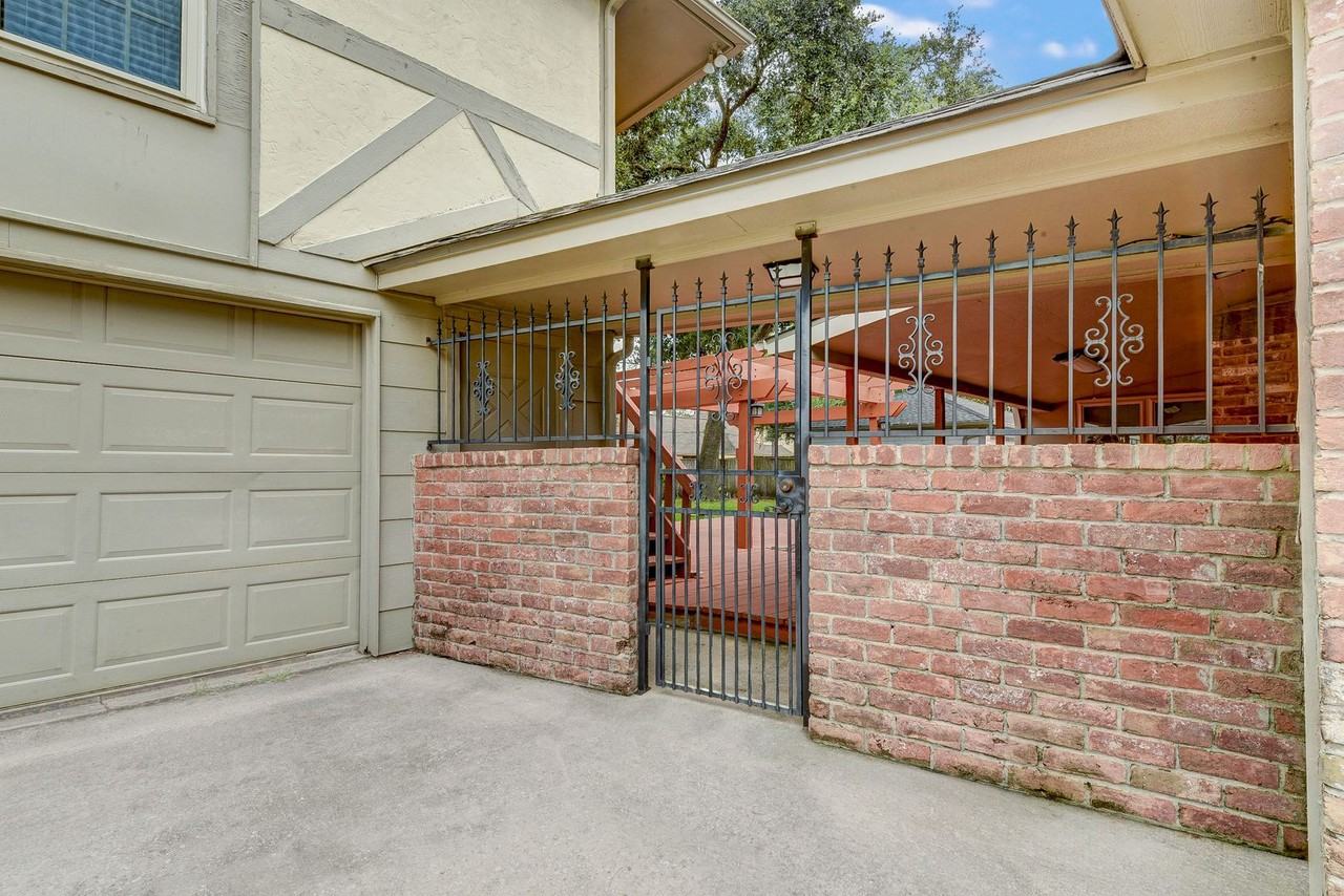 15606 Dawnbrook Dr - Photo 2 of 26