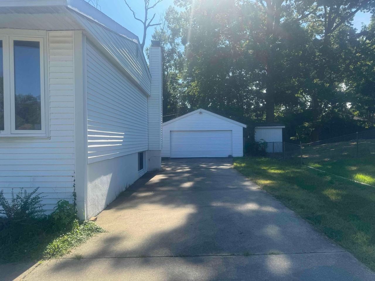 622 Banyon Road - Photo 2 of 35