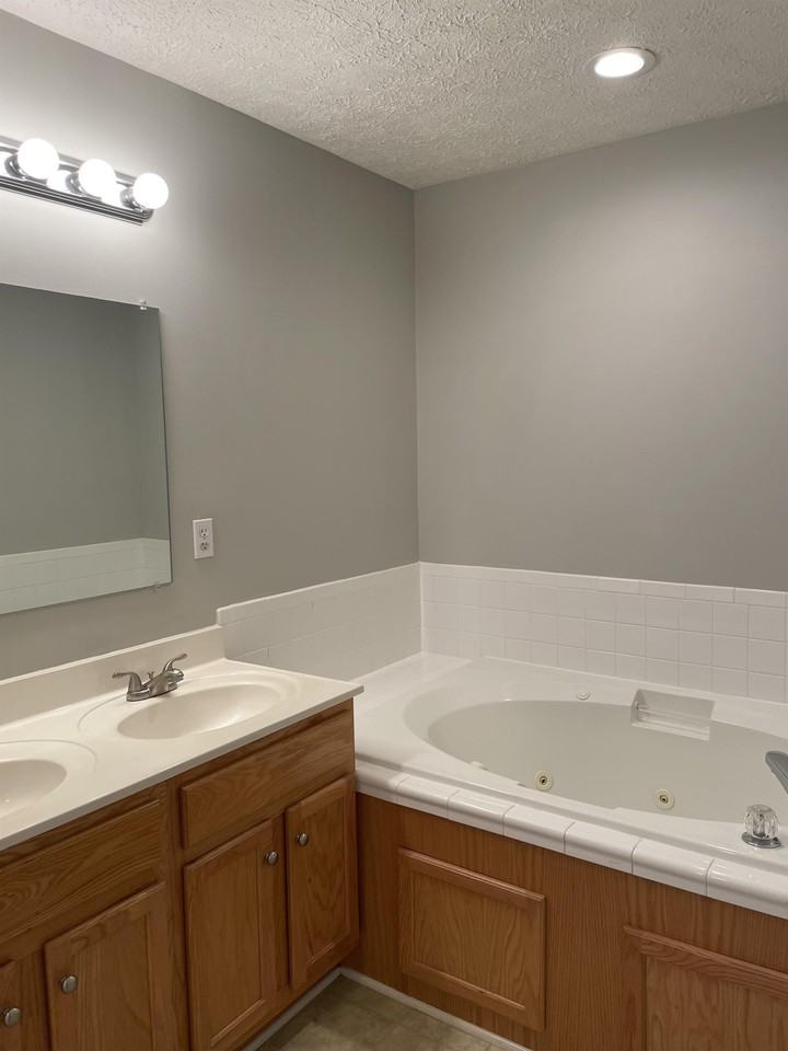 717 Wyndhurst Dr #1 - Photo 3 of 36