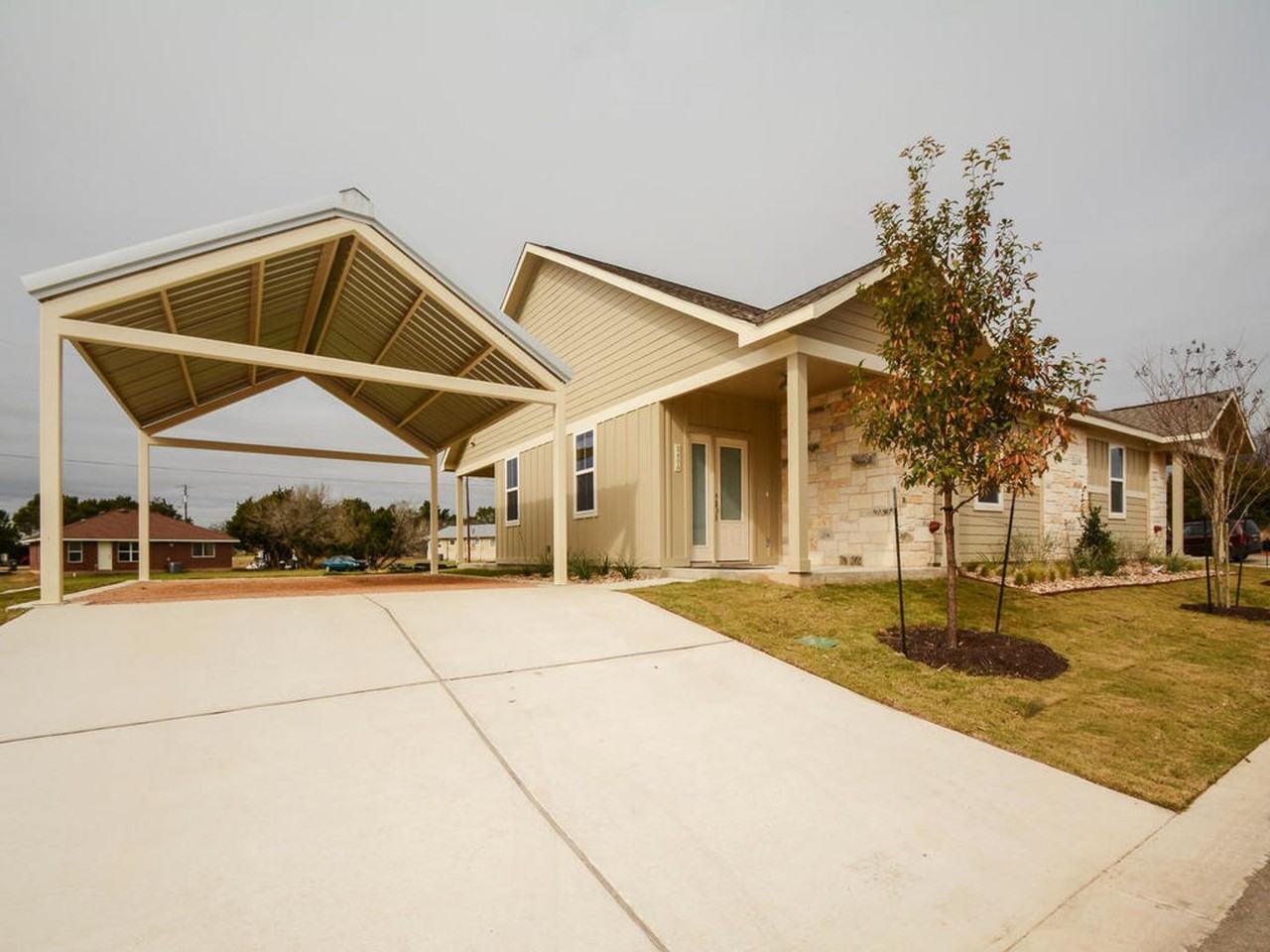 240 Rose Dr - Photo 4 of 31