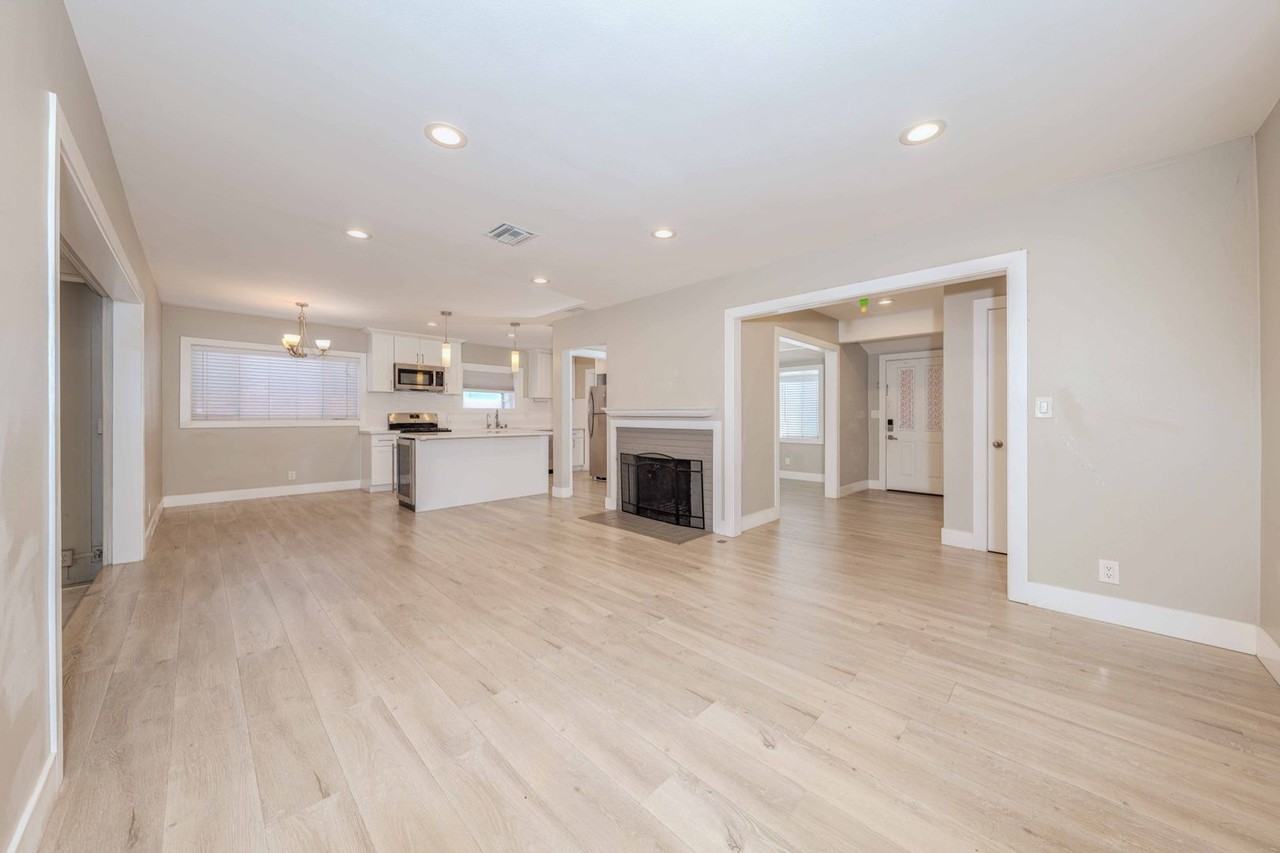 1817 E Morava Ave - Photo 4 of 34