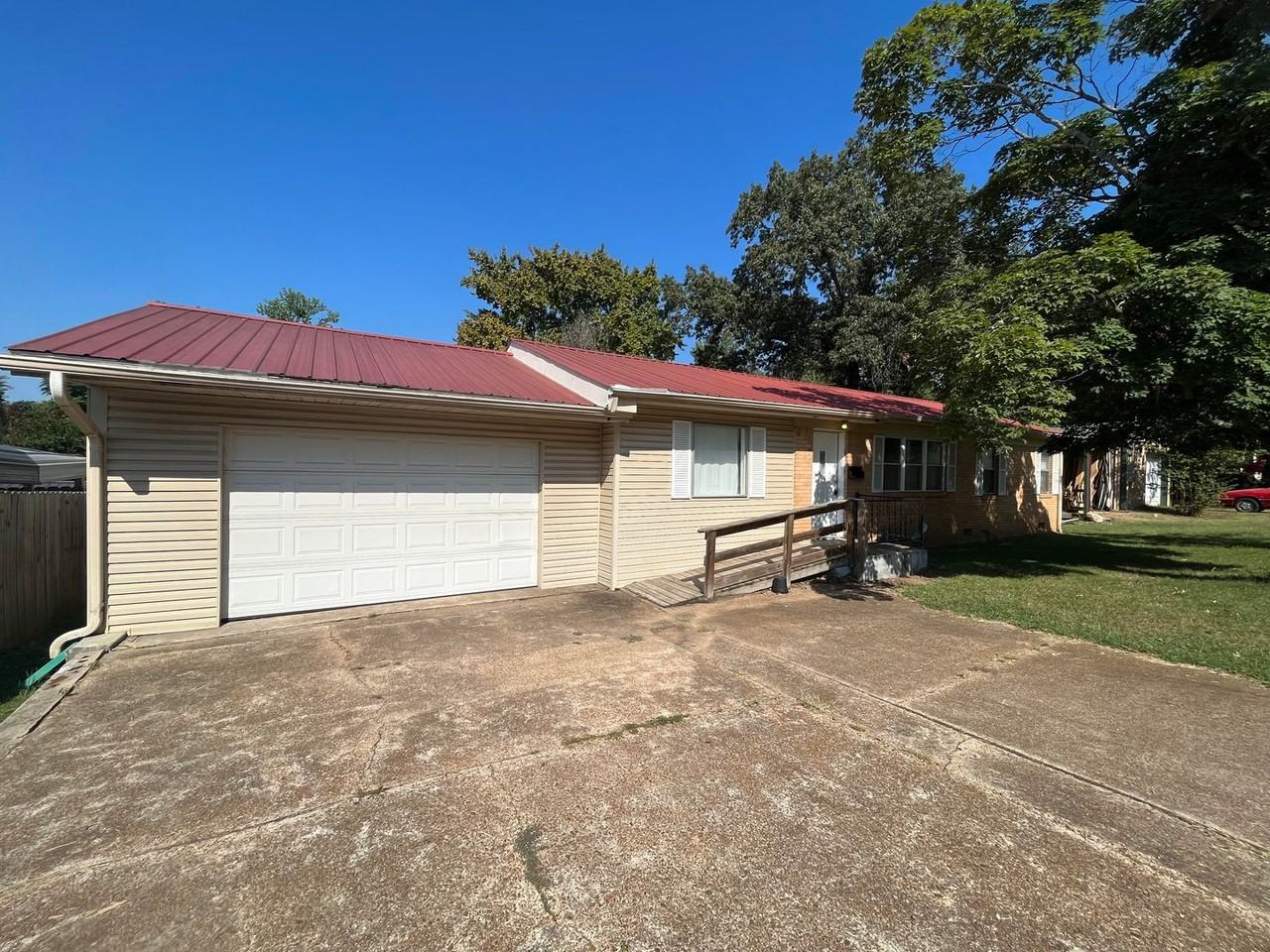 850 22nd St - Photo 3 of 12