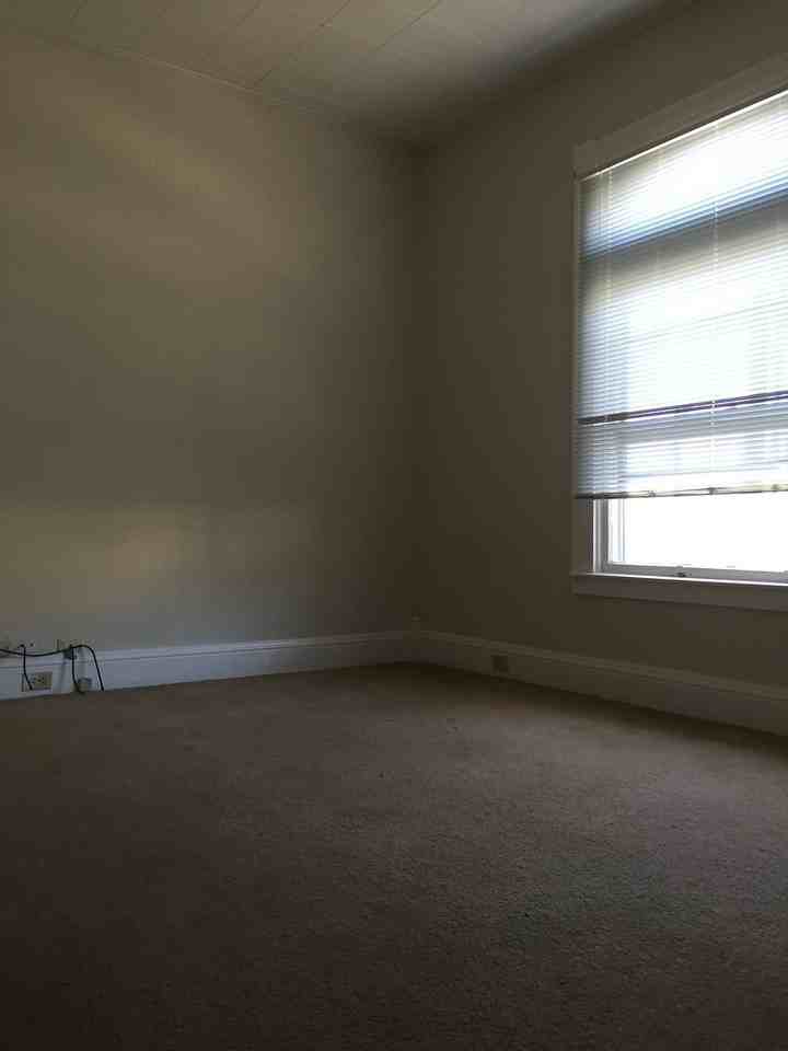 415 Oldham Ave - Photo 6 of 50