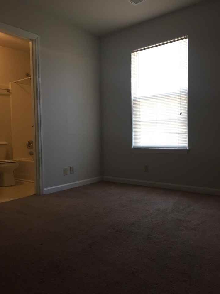 415 Oldham Ave - Photo 4 of 50