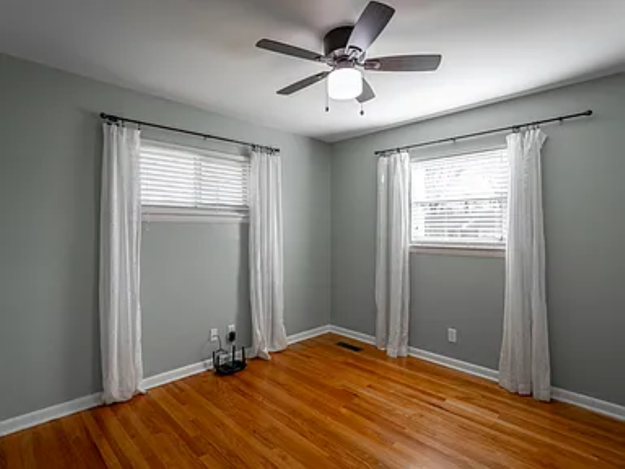 1321 Lynnhaven Cir - Photo 2 of 25