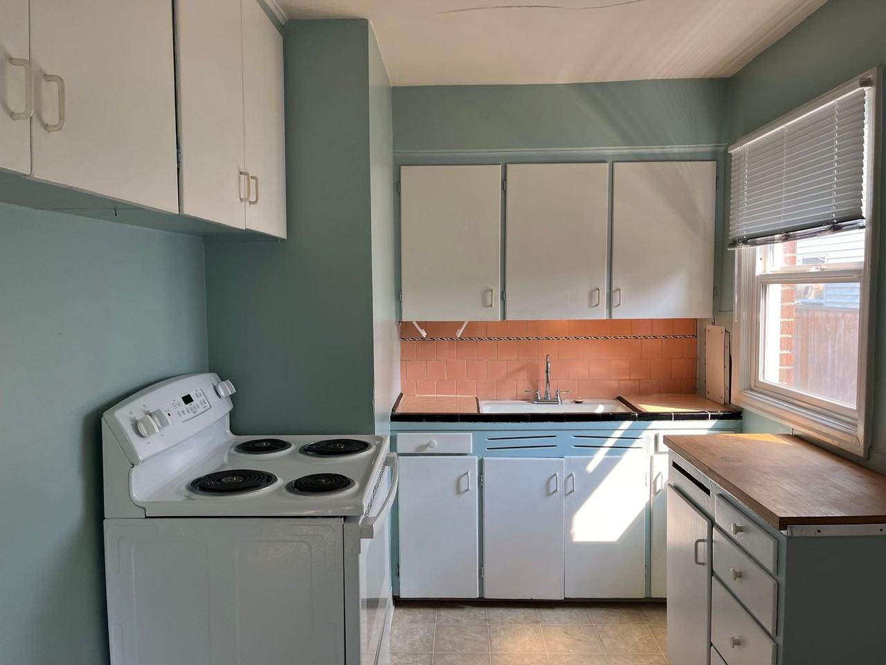 236 N Skidmore St - Photo 4 of 10