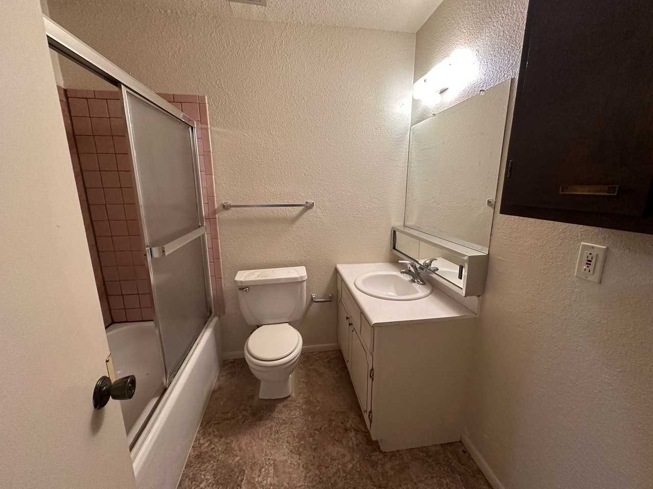 522 Wellesley Drive SE - Photo 3 of 8