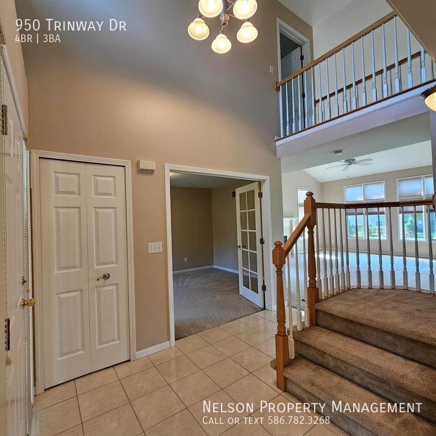 950 Trinway Dr - Photo 3 of 36