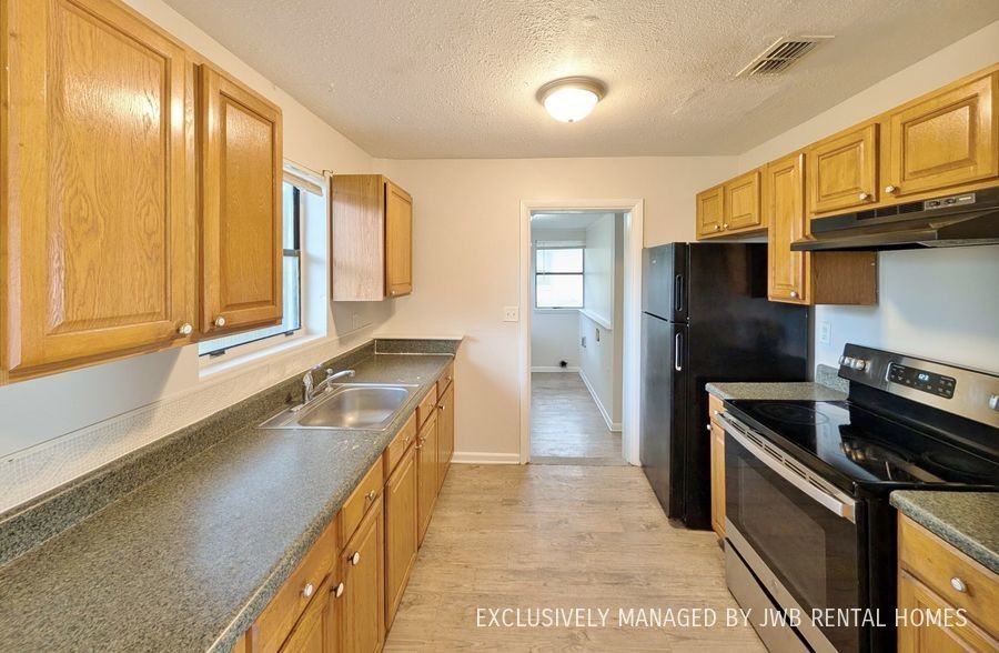 1058 Eastdale St - Photo 3 of 7