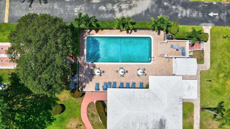 25 Se 13th St #C5 - Photo 2 of 31