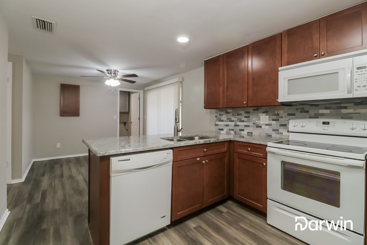 6404 Freedom Ct - Photo 3 of 14