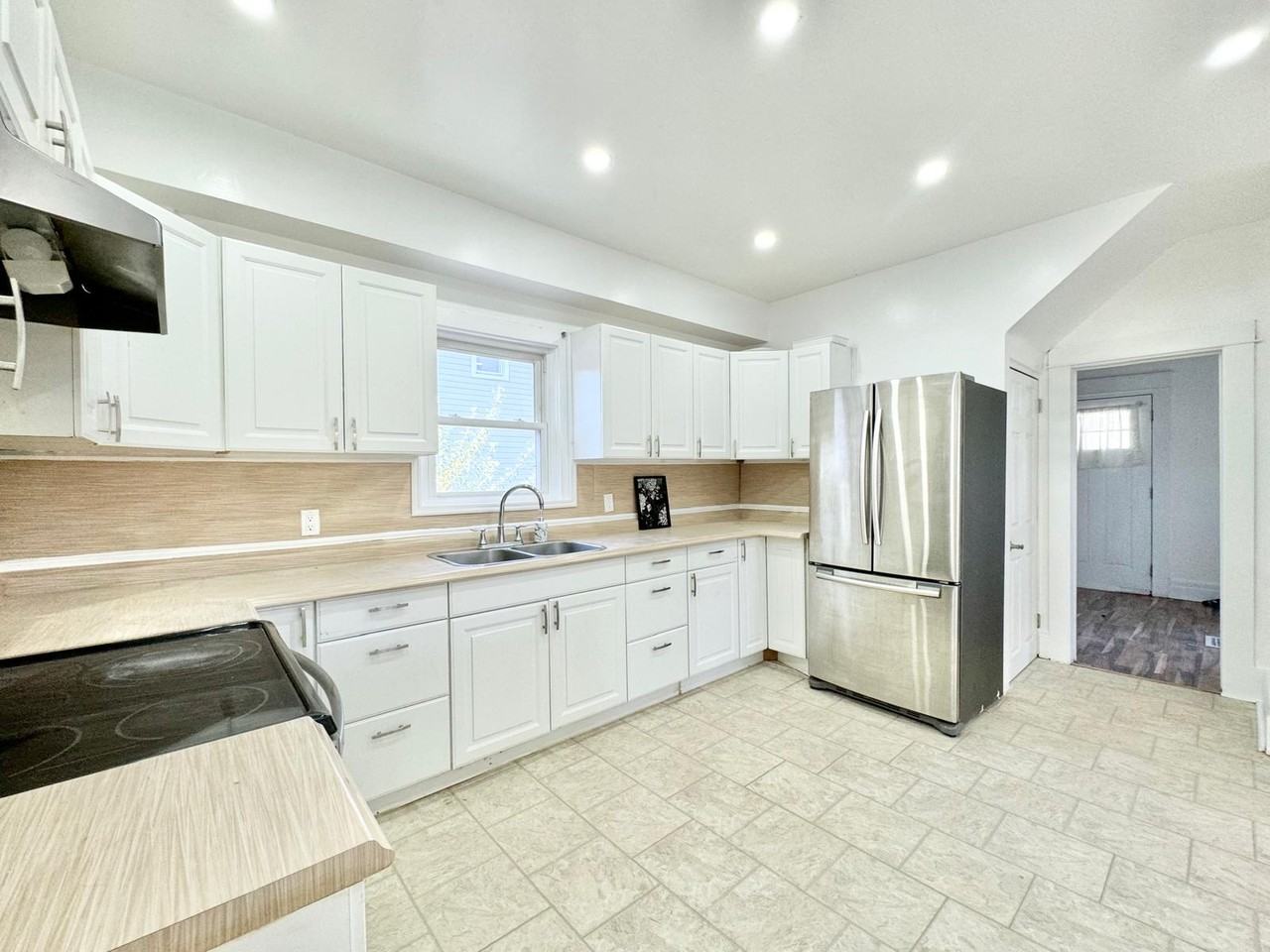 4572 Nelson Cres Uppr - Photo 2 of 20