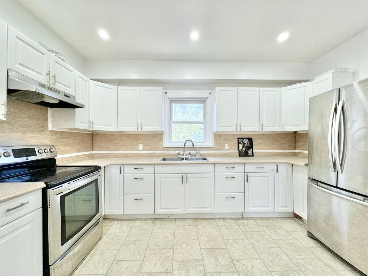 4572 Nelson Cres Uppr - Photo 3 of 20